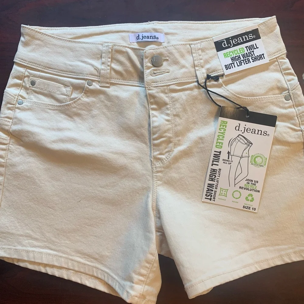 D. Jeans Women's Cream High Waist Shorts NWT butt lifter size 10 - Picture 1 of 4